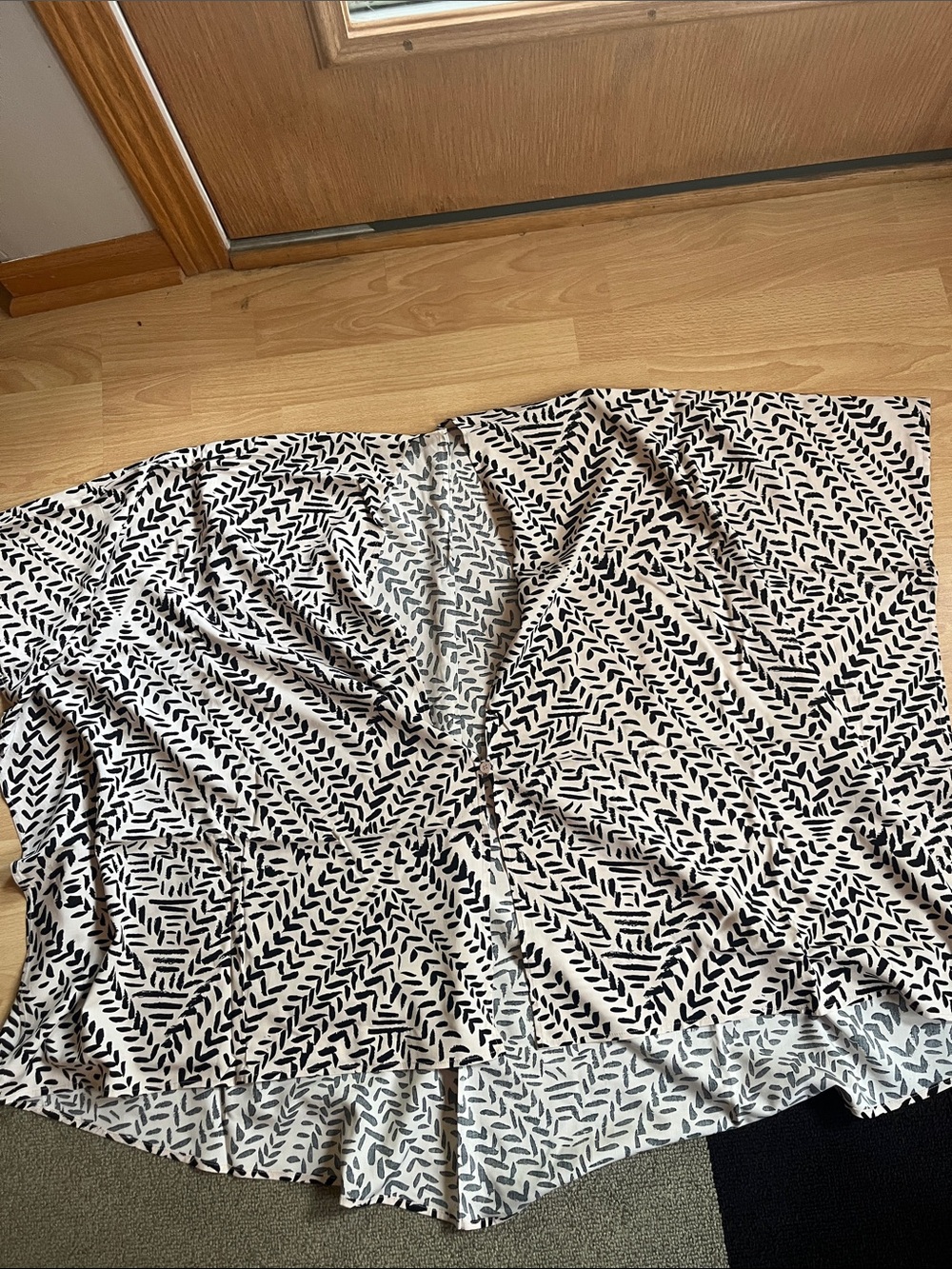 Sseko Black & Cream Geometric Pattern Poncho